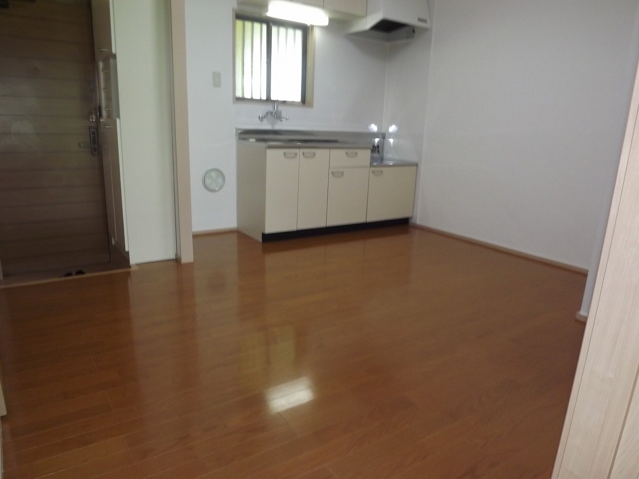 Kitchen. Flooring was Mashi Chokawa