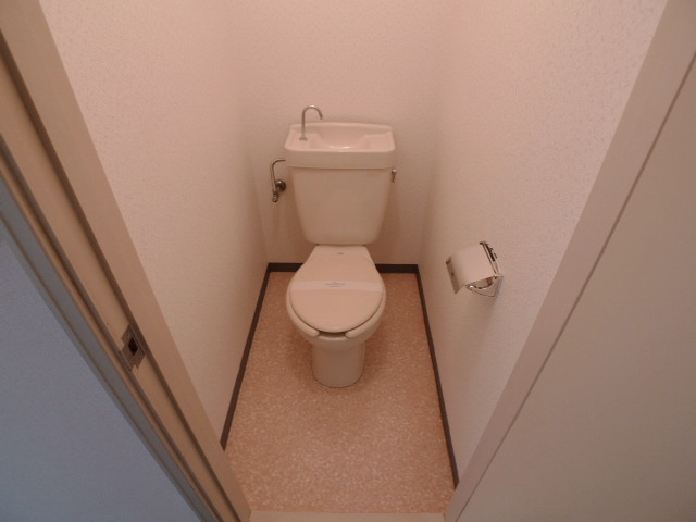 Toilet. It is now a popular bus toilet Separate