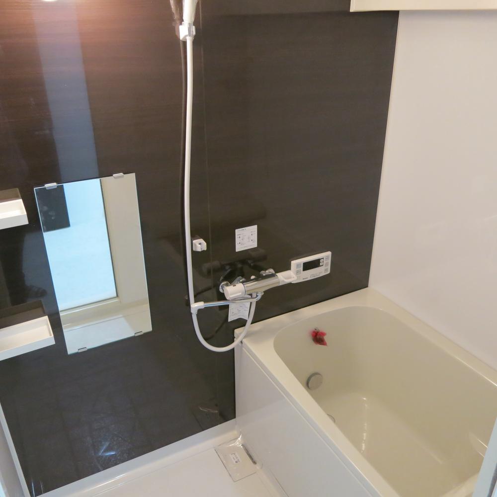 Bathroom. Bathrooms: The greatest strength of the renovation property. Unit is a new exchange of bus.  ※ With reheating function