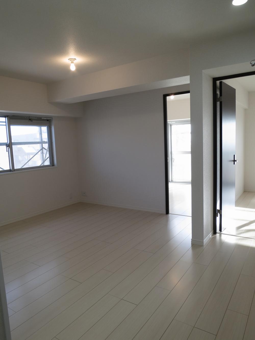 Living. Living: From the living room another angle. Spilling gentle light from each of the living room. (November 2013) Shooting