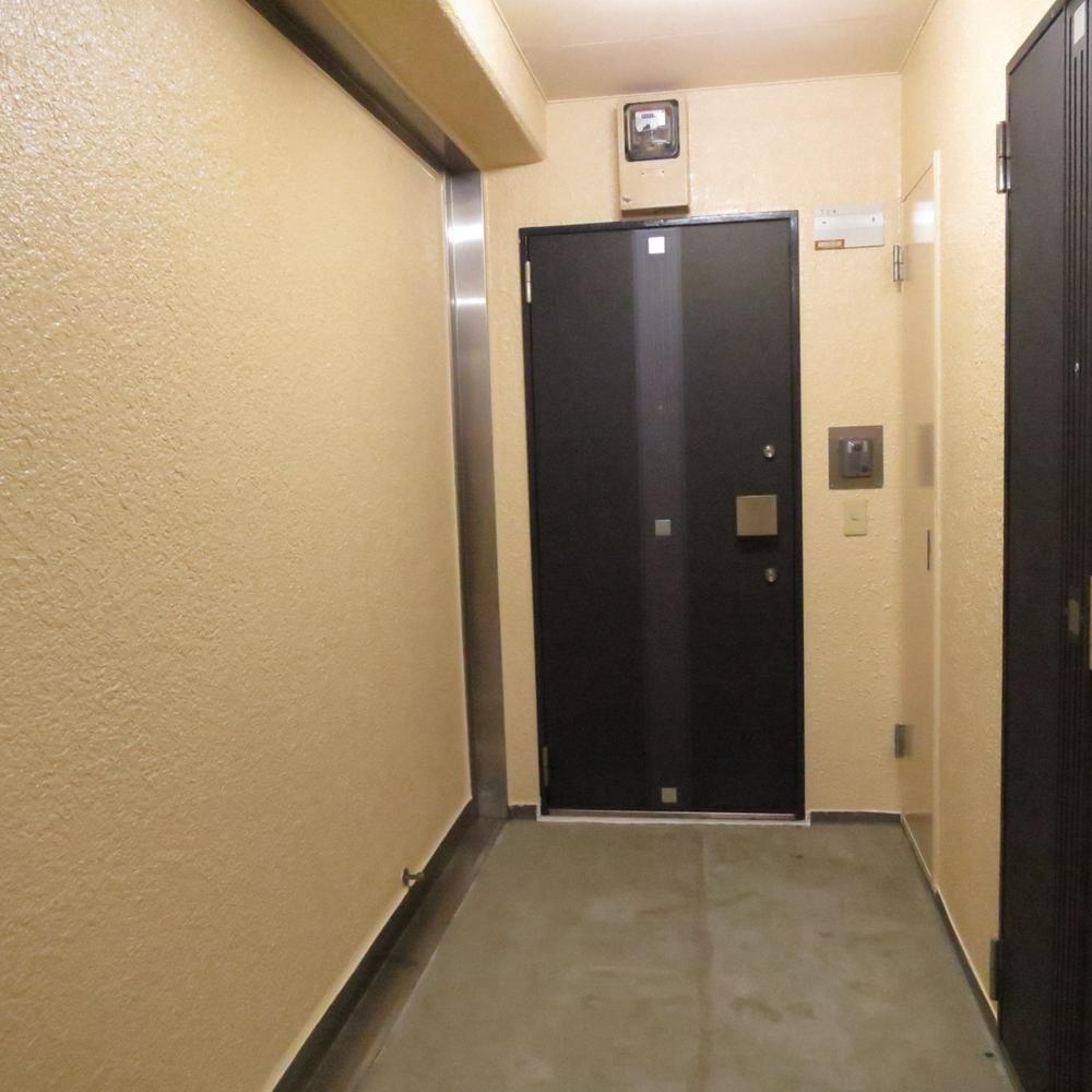 Other common areas. Common areas (December 2013 shooting) And it had been carried out large-scale renovation of the entire apartment, Room entrance around the outer wall painting we have just completed. Outer wall is shiny in the painting up freshly.