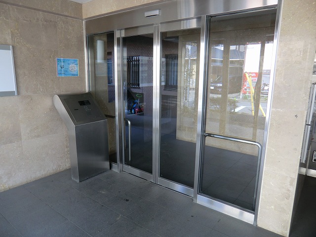 Entrance. Is the entrance with an automatic lock