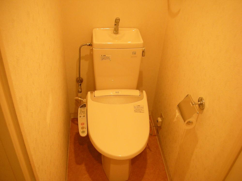 Toilet. Indoor (11 May 2013) Shooting