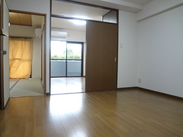 Kitchen. Dining space that can use spacious