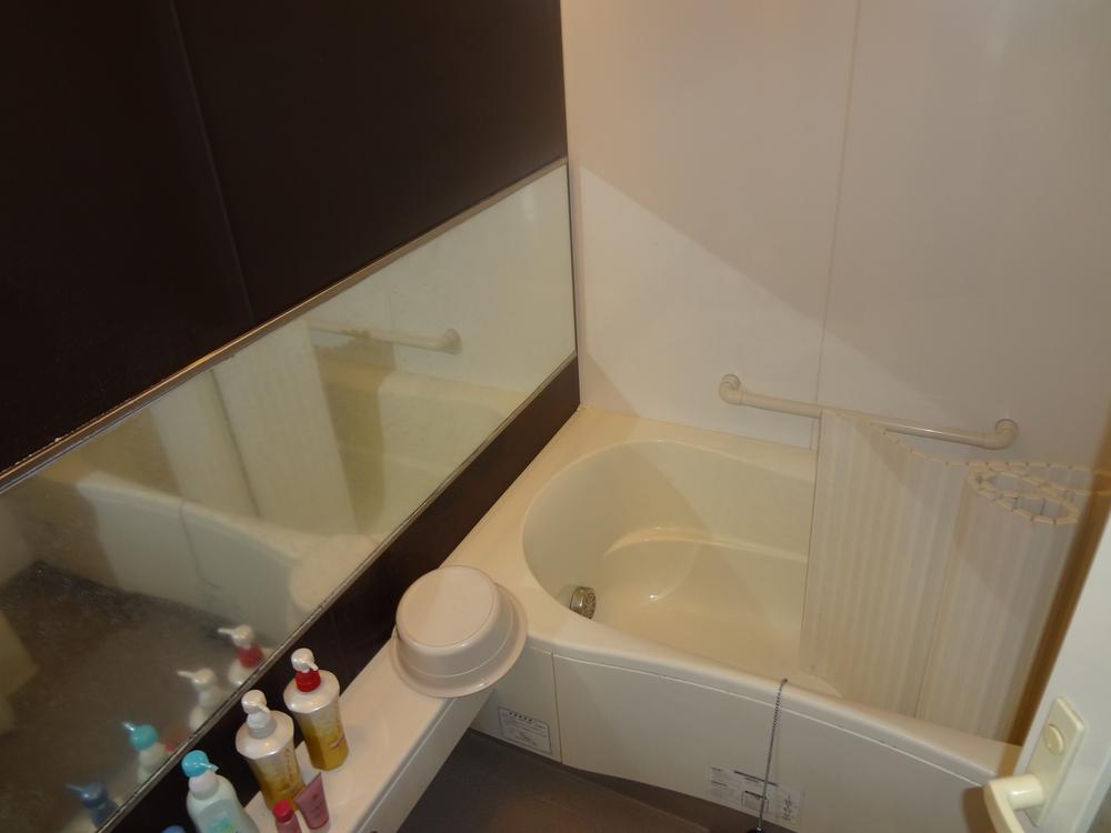 Bathroom. Indoor (12 May 2013) Shooting "Furniture in me, Furniture etc. are not included in the sale price. "