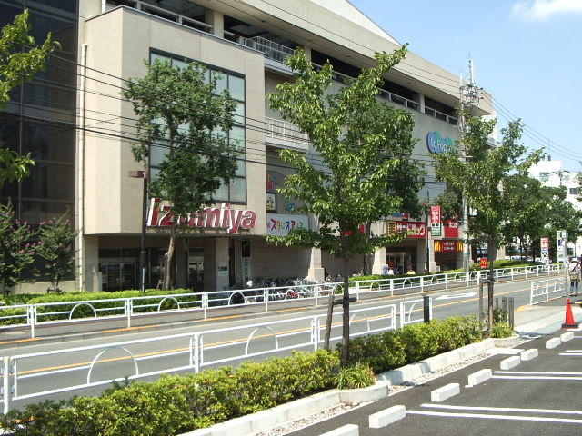 Shopping centre. Izumiya until the (shopping center) 381m