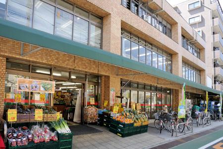Supermarket. Commodities Iida Tohshin to the store 831m