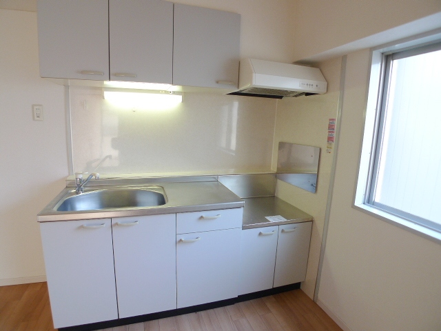 Kitchen. 2 lot gas stoves Allowed / Cooking space there is a convenient kitchen