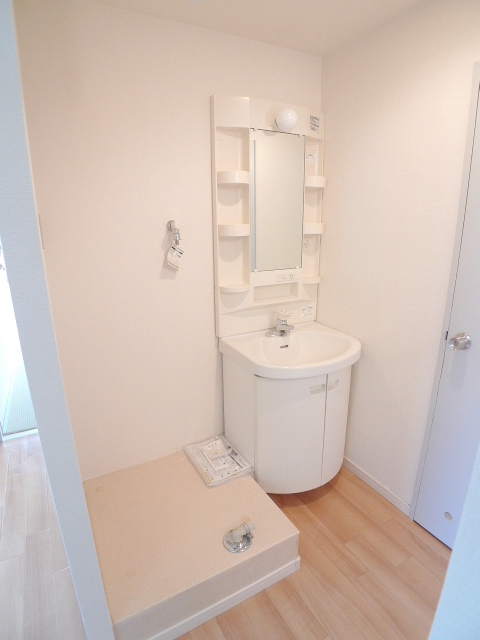 Washroom. Wash basin in undressing space ・ Laundry Area Available