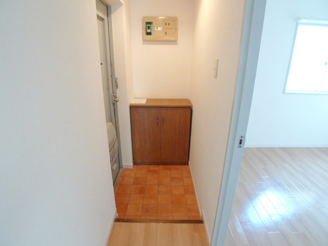 Entrance. Wide ~ Convenience There shoebox of reluctance on the front door had