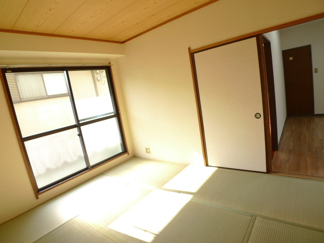 Living and room. 6 Pledge of Japanese-style room is a south-facing window