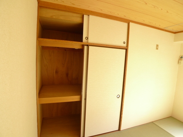 Receipt. Japanese-style part is located with storage upper closet of between about 1