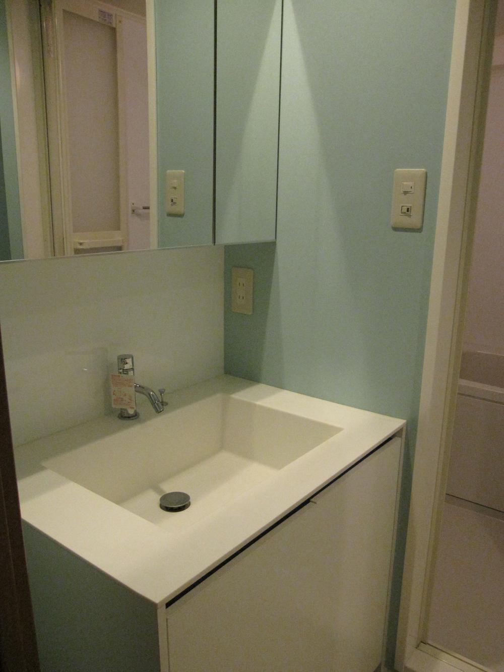 Wash basin, toilet. bathroom