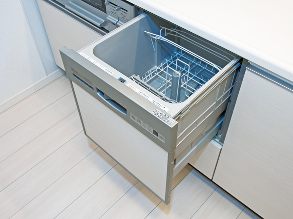 Kitchen.  [Dishwasher] A dishwasher that will significantly omitting the labor of housework has been standard equipment.