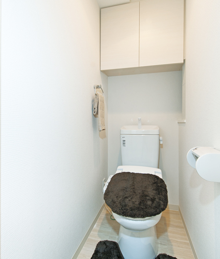 Bathing-wash room.  [Shower toilet] Including the hot water wash, It has adopted a multi-functional shower toilet equipped with a heating toilet seat.