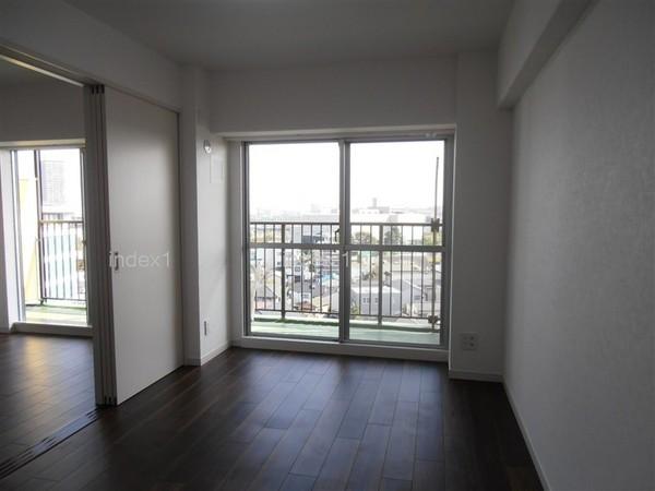 Non-living room. It contains the bright sunlight from the balcony ☆