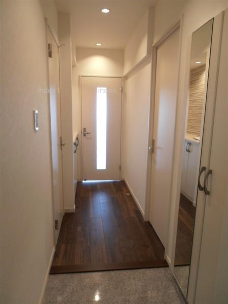 Entrance. Neat entrance space ☆