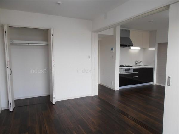 Non-living room. The open layout you open the sliding door!