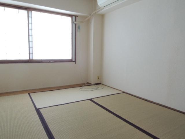 Other room space. Japanese-style room to settle