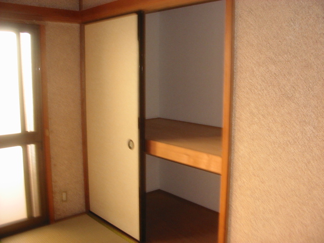 Living and room. Storage room! Tatami the head is well!