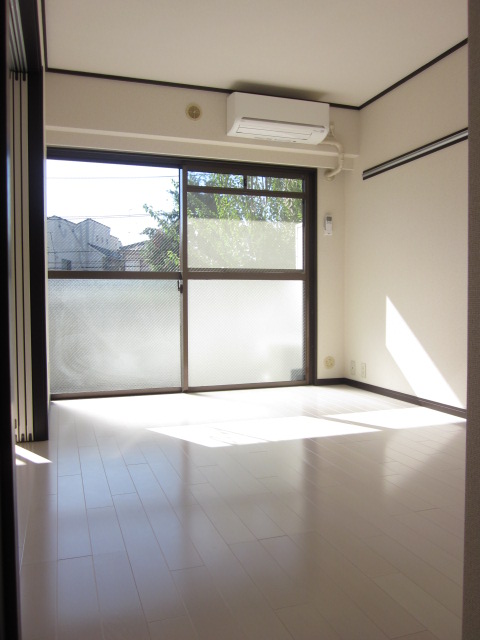 Living and room. 6 Pledge of Western-style air conditioning ・ closet ・ There is a balcony