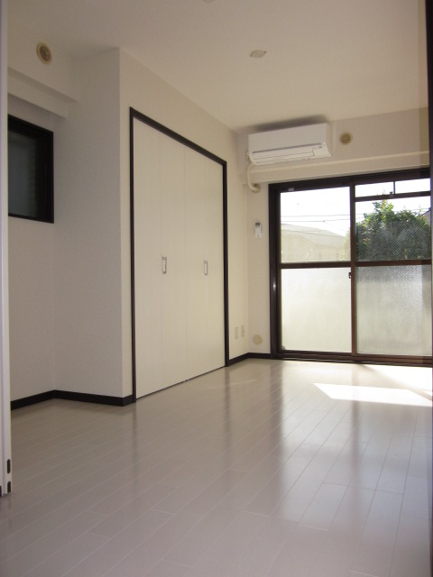 Living and room. 6 Pledge of Western-style air conditioning ・ closet ・ There is a balcony