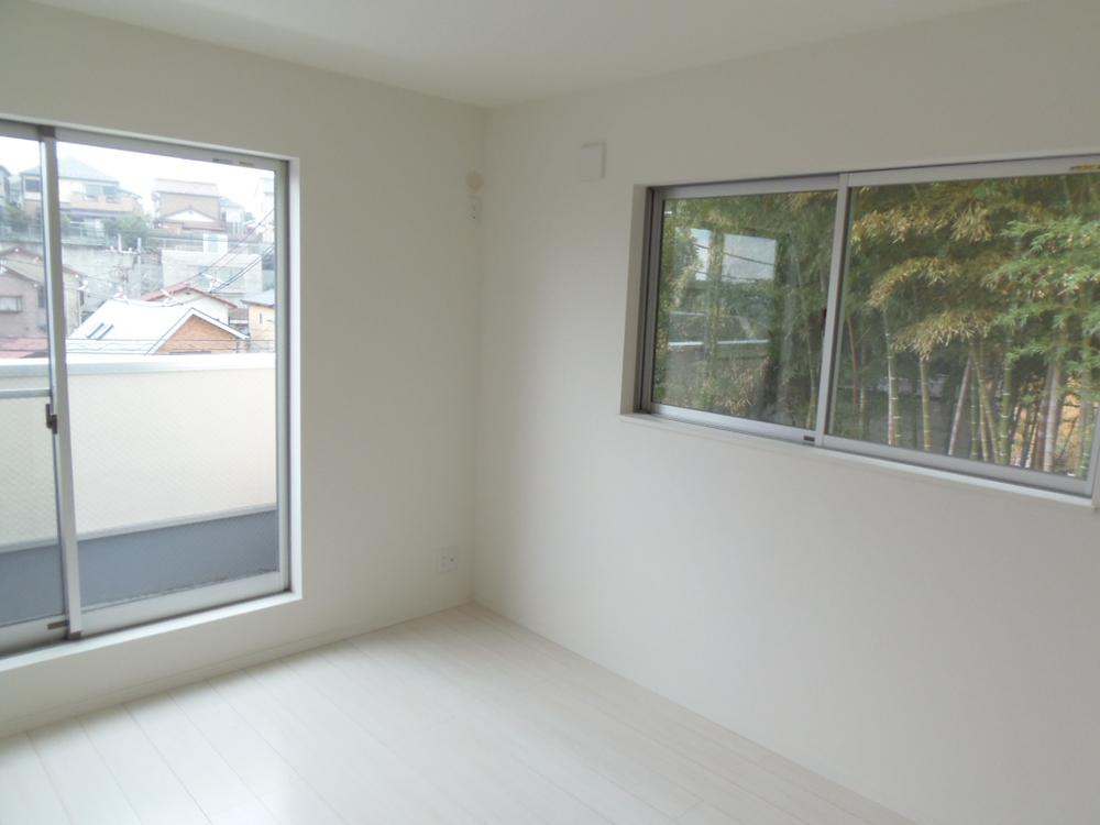 Non-living room. Indoor (10 May 2013) Shooting Outside the window is the atmosphere bamboo grove was calm visible.