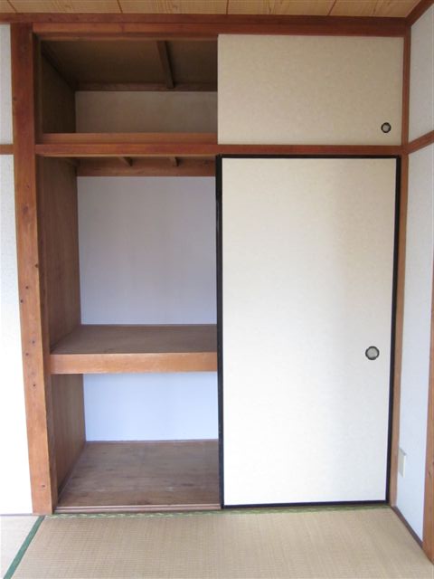 Receipt. The 4.5-tatami mat Japanese-style room has storage of 1 minute between the