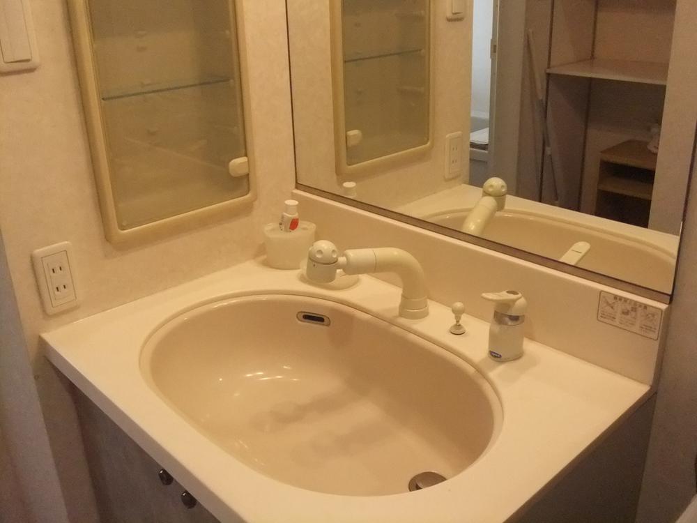 Wash basin, toilet. Indoor (11 May 2013) Shooting