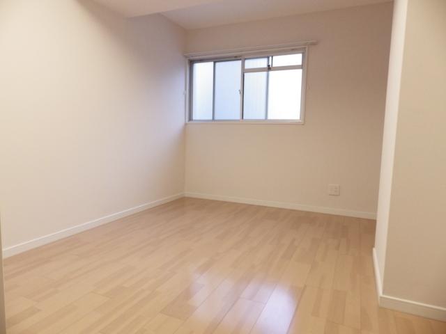 Non-living room. It is immediately to the left of the Western-style 6 Pledge entered the front door.