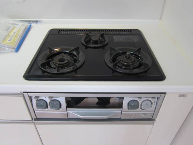 Kitchen. 3-neck gas stove