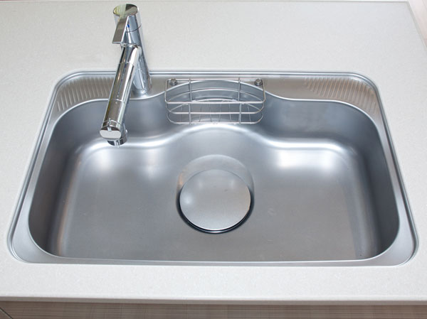 Kitchen.  [Quiet wide sink] Adopted Onresu (silent) type of sink to reduce, such as sound when dropped water wings sound and things. Faucets are laid offset from center, It does not get in the way during the washing.