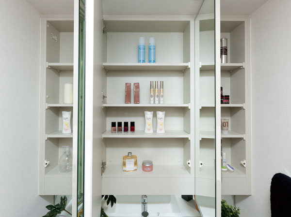 Bathing-wash room.  [Large three-sided mirror] Set up a convenient large three-sided mirror in the housing, such as cosmetics and accessories. You can keep a beautiful vanity around.