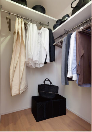 Receipt.  [Walk-in closet] Clothing is also like of course travel bag, Organize collectively ・ Installing the storage can walk in closet. Storage capacity is high walk-in closet brings a room to the entire room.