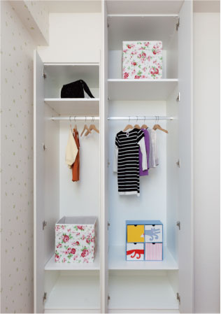 Receipt.  [System storage] The Western-style closet, Adopt a system storage that combines the beauty and functionality of the design. Shelf board ・ tray ・ drawer ・ Original of the storage unit a combination of the options contained parts, such as hanger pipe (paid) can make.
