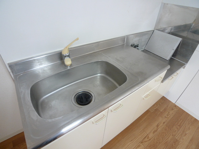 Kitchen. Also put two-burner gas stove can be installed a cutting board!