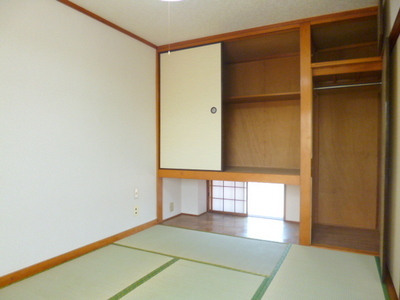 Living and room. 6 Pledge is a Japanese-style room