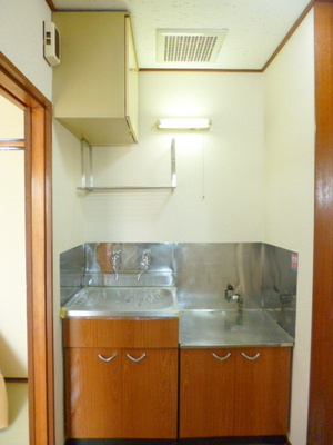 Kitchen. Gas stove 2 burners installed Allowed