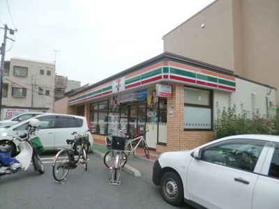 Convenience store. 500m to Seven-Eleven (convenience store)