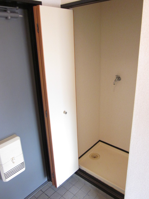 Other room space. Laundry Area Available in the room