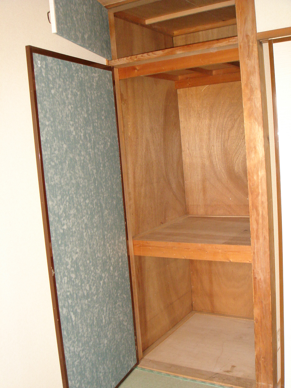 Receipt. Japanese-style room is a 6-tatami storage part. (With upper closet)