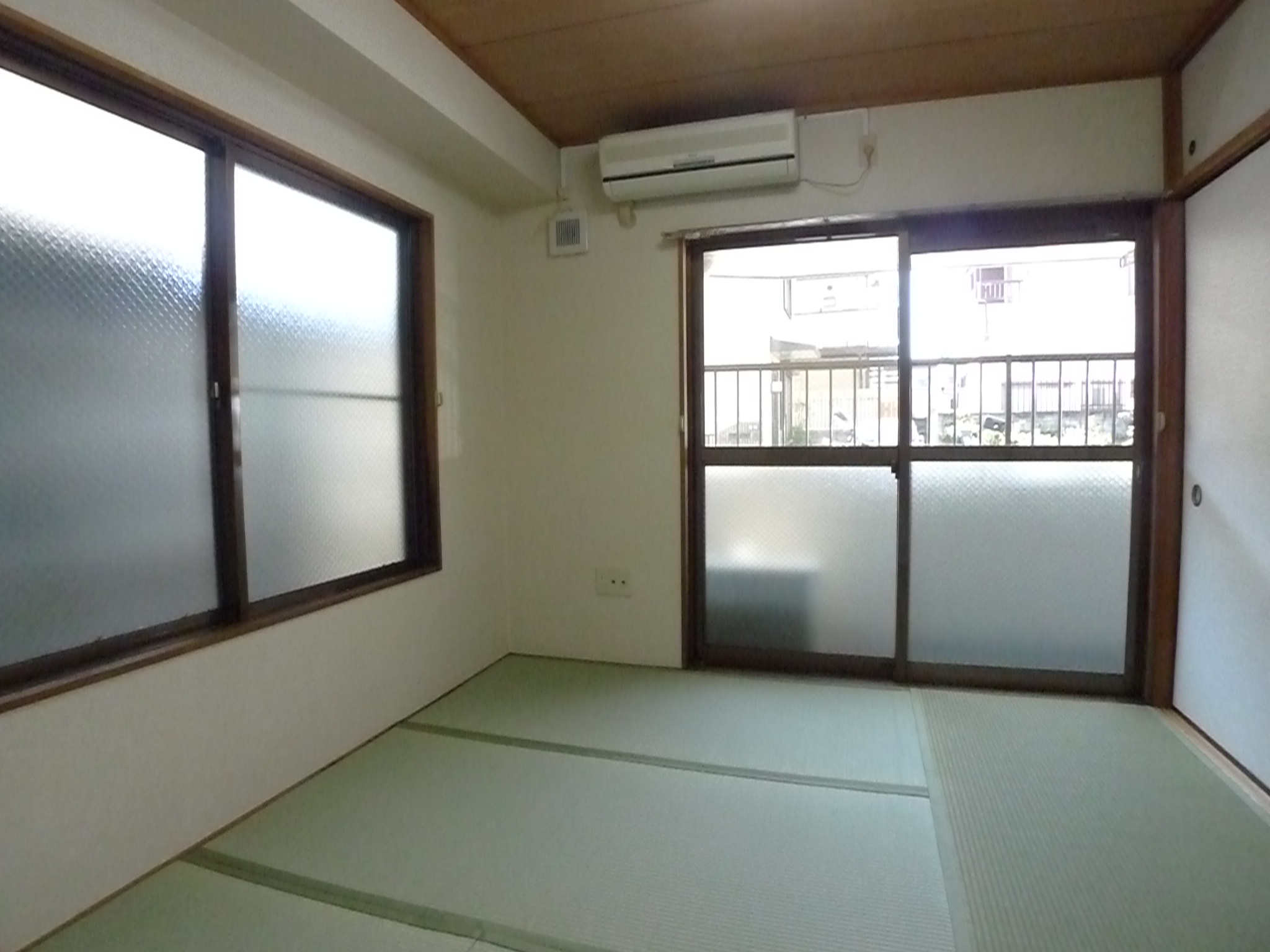 Living and room. Japanese-style part is has a two-sided lighting.