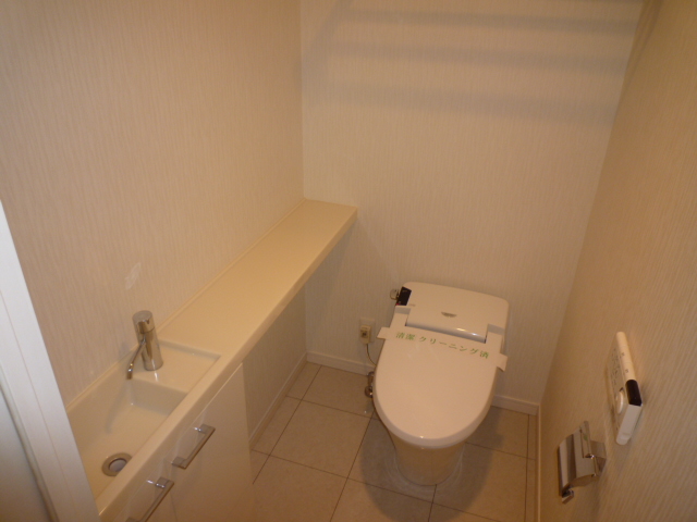 Toilet. Bidet ・ Tankless (see photo)