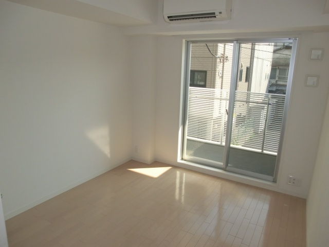 Living and room. South-facing sunny ☆ 