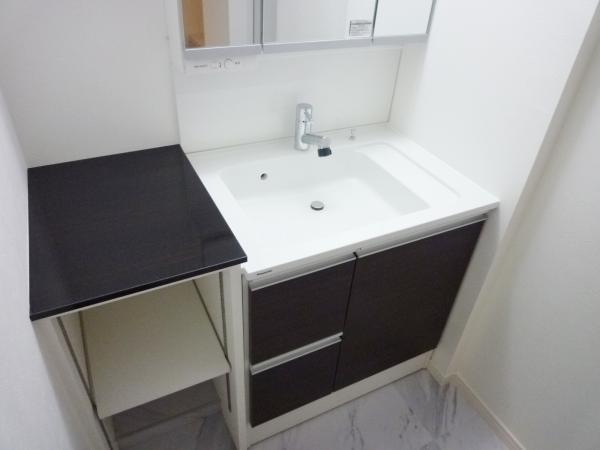 Wash basin, toilet. The difference in storage capacity! It is very easy to use in a three-sided mirror adopted