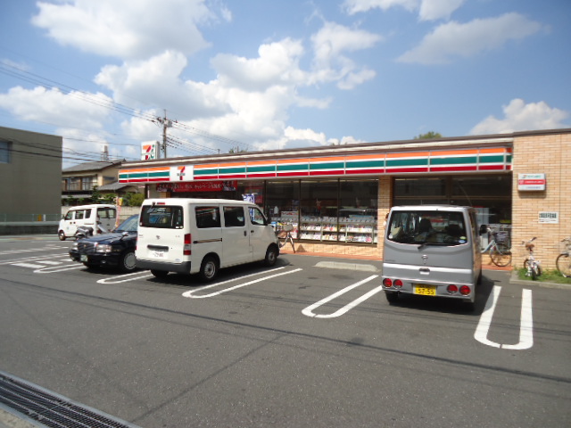 Convenience store. Seven-Eleven Itabashi lotus root 2-chome up (convenience store) 131m