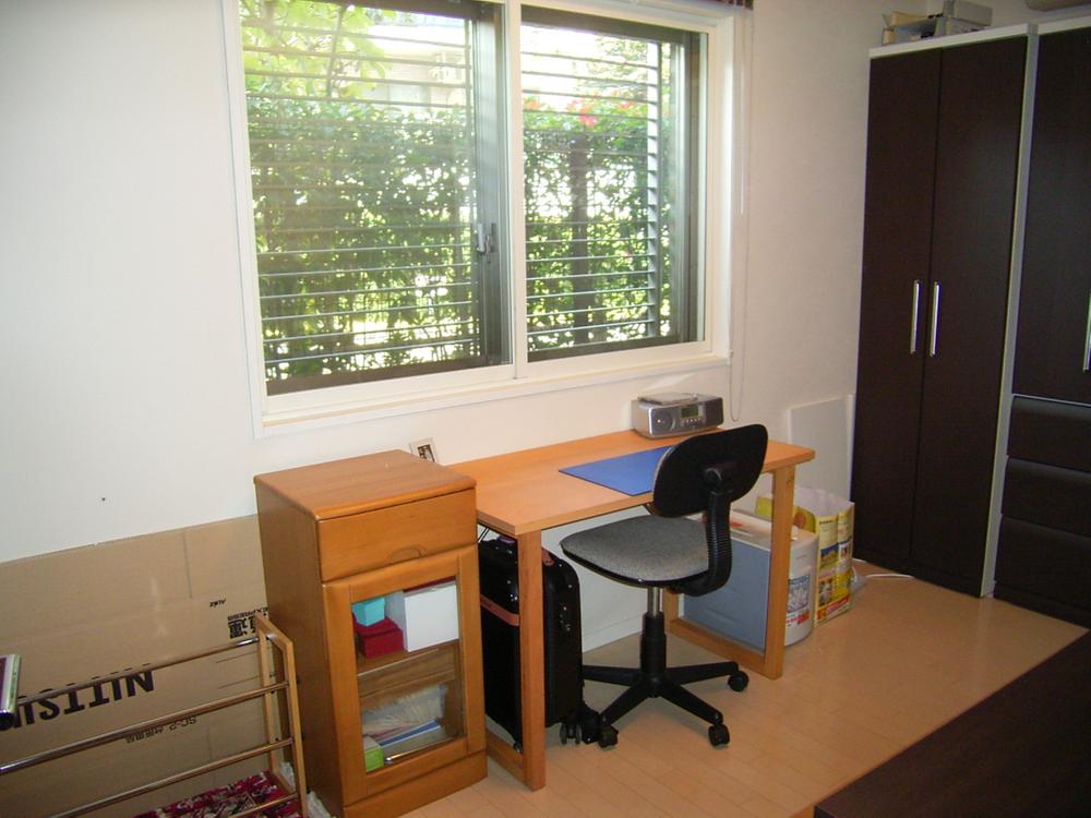 Non-living room. West Western-style (about 6 quires)