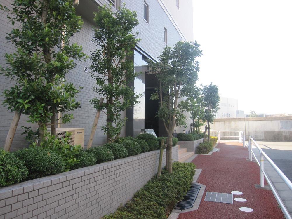 Local appearance photo. Frontal road