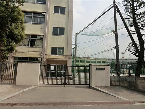 Junior high school. Kamiitabashi 725m to the third junior high school