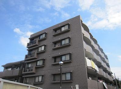 Local appearance photo. Is a low-rise apartment is located in a quiet residential area.  Within 5 minutes walk Seiyu ・ Tobu Store Co., Ltd. ・ Business super ・ Commercial facility enhancement of post office, etc..  Sunshine per the top floor the fifth floor of the south-west angle of the room ・ ventilation ・ View is good.